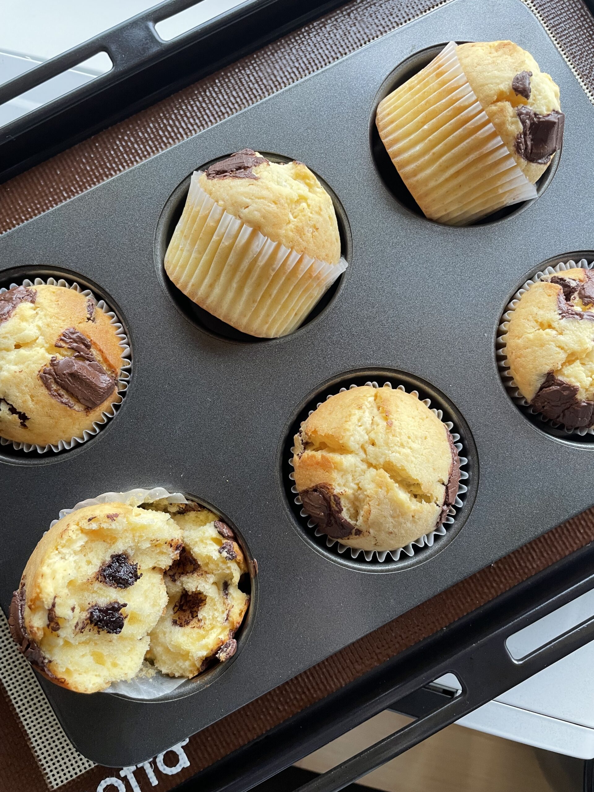 【レシピ】ほわほわマフィンにパリッと板チョコが美味しい🍫【板チョコマフィン】 | ちょこっと かわいいおやつ